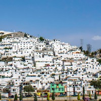 メキシコの住宅街に突如現れた色鮮やかな巨大壁画。カラフルな暮らしで住民の心に変化？