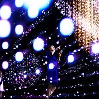 チームラボの「teamLab Exhibition, Walk through the Crystal Universe」が銀座で開催