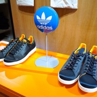 adidas Originals×PORTERのStan Smith（左：ブラック、右：ネイビー）（伊勢丹新宿店）