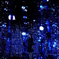 チームラボの「teamLab Exhibition, Walk through the Crystal Universe」が銀座で開催