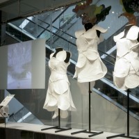 伊勢丹新宿店本館3階で展示販売された3着のドレス