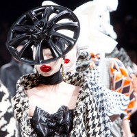 アレキサンダー・マックイーンのドキュメンタリーDVD「The legacy of Alexander McQueen」／Photo: Victor Boyko Getty Images