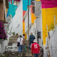 メキシコの住宅街に突如現れた色鮮やかな巨大壁画。カラフルな暮らしで住民の心に変化？