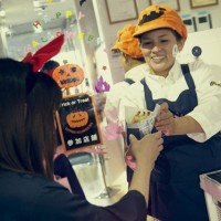 参加店舗にてお菓子やオリジナル特典が貰えるチケットを販売する「Trick or Treat」