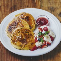 「ジェイエス パンケーキ カフェ」のストロベリーバナナパンケーキ