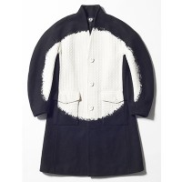 アンリアレイジの「光で照らされた服」／コート（10万8,000円）