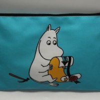 限定ポーチ（ムーミン／1,400円）／ムーミン出版70周年を記念したイベント「MOOMIN！ムーミンSTORY」開催