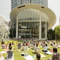 虎の門ヒルズのオーバル広場にて秋空の下でヨガを楽しむイベント「OUR PARKS “Toranomon Sunday Yoga”」が開催