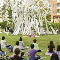 虎の門ヒルズのオーバル広場にて秋空の下でヨガを楽しむイベント「OUR PARKS “Toranomon Sunday Yoga”」が開催