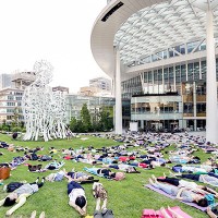 虎の門ヒルズのオーバル広場にて秋空の下でヨガを楽しむイベント「OUR PARKS “Toranomon Sunday Yoga”」が開催