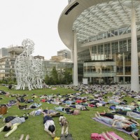 虎の門ヒルズのオーバル広場にて秋空の下でヨガを楽しむイベント「OUR PARKS “Toranomon Sunday Yoga”」が開催