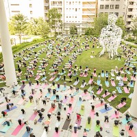 虎の門ヒルズのオーバル広場にて秋空の下でヨガを楽しむイベント「OUR PARKS “Toranomon Sunday Yoga”」が開催