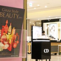 銀座三越B1のコスメフロアのエスカレーター脇に置かれた『Ginza Style BEAUTY』