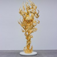 村上 隆 《欲望の炎-金》2013年 ブロンズにプラチナ箔 475cm Courtesy Blum & Poe, Los Angeles