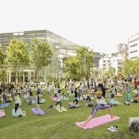 虎の門ヒルズのオーバル広場にて秋空の下でヨガを楽しむイベント「OUR PARKS “Toranomon Sunday Yoga”」が開催