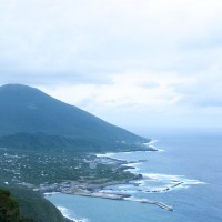 ひょうたんのような形をした八丈島は、2つの海底火山が爆発して一つの島になったという