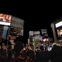 グッチが16年クルーズコレクションのスペシャルフィルムを東京・渋谷のスクランブル交差点を取り囲む5つのビッグビジョンで同時放映