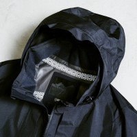 ホワイトマウンテニアリングがグラフペーパーの別注アイテム「MOUNTAIN JACKET」（8万8,000円）を発売