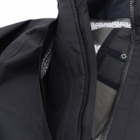 ホワイトマウンテニアリングがグラフペーパーの別注アイテム「MOUNTAIN JACKET」（8万8,000円）を発売