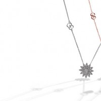 <左から>ネックレス（18Kホワイトゴールド、ダイヤモンド）42万円、ネックレス（18Kピンクゴールド、ピンクサファイア、ルビー）35万円／グッチ