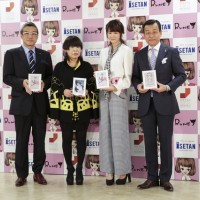 「内藤ルネ」展オープニングセレモニーの様子。（写真左から）三越伊勢丹ホールディングス社長 大西洋氏、コシノジュンコ氏、桐谷美玲氏、伊勢丹新宿本店長 鷹野正明氏