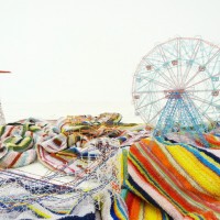 岩崎貴宏《Out of Disorder (Cony Island)》2012年 ビーチタオル 40 x 160 x 130 cm（サイズ可変）