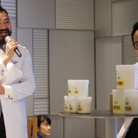 代官山理髪店「BARBER BOYS」オーナー兼理髪師、ヘアメイクとして活躍する樅山敦氏（右）