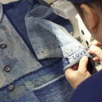 会期中は縫製担当者が希望のイニシャルや刺繍を入れるカスタムサービスが実施される