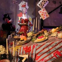 「MAD HATTER’S TEA PARTY」の世界で演出されたパーティー会場