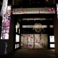 「NIHONBASHI ILLUMINATIONS collaborated with FLOWERS」でライトアップされたコレド室町1