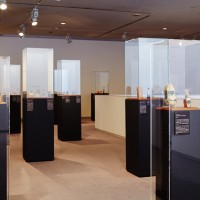 展示は、美しい曲線や植物の模様などの、美しいアール・ヌーヴォーの時代に始まる。