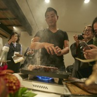 目の前で焼かれるお肉は、絶好のシャッターチャンス