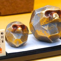 彫刻家の三枝惣太郎による申の置物