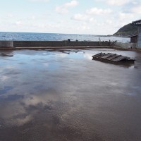 4月から10月末までの晴れた日にだけ、この塩田に海水を撒く