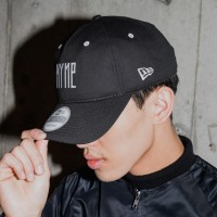 ミハラヤスヒロの新ライン「MYne」が、ニューエラとのコラボレーションキャップ（8,500円）を先行発売