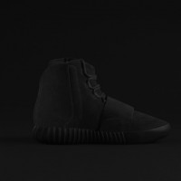 アディダス オリジナルスがカニエ・ウエストとのコラボレーションシューズ「YEEZY BOOST 750」の新色であるブラックカラー（4万5,000円）を発売