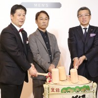 （左）イセタンサローネメンズ店長 小島伸一氏、（中央）インテリアデザイナー辻村久信氏、（右）三越伊勢丹ホールディングス代表取締役社長