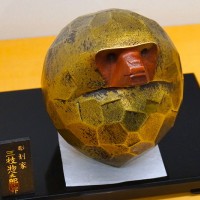 彫刻家の三枝惣太郎による申の置物