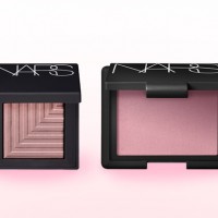 右から：NARS ブラッシュ 4062 3,000円、デュアルインテンシティーアイシャドー 3,000円