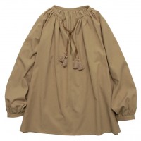 Blouse 2万4,000円／ラウラとのコラボアイテム