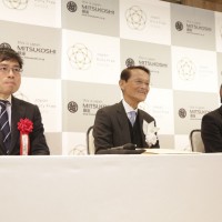 （写真左）株式会社三越伊勢丹 営業本部執行役員三越銀座店長  浅賀誠氏、（写真中央）株式会社Japan Duty Free Fa-So-La三越伊勢丹代表取締役社長 山本兵一、（写真右）日本空港ビルデング株式会社 専務取締役 米本靖英