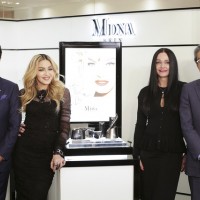 マドンナが、MDNA SKIN新作スキンケア商品発表を記念し銀座三越に登場