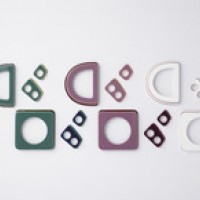 LOLLY ACCESSORY リング（2型5色）:シングル 6,000円、ダブル 8,000円、バングル（2型3色）:ハーフラウンド 1万3,000円、スクエア 1万4,000円／me ISSEY MIYAKE