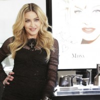 マドンナが、MDNA SKIN新作スキンケア商品発表を記念し銀座三越に登場