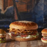 グランド ハイアット 東京6階にあるステーキハウス・オーク ドアが月替わりのランチ限定バーガーを発売