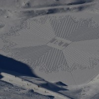 雪山に巨大なミステリーサークル。自身の足で踏み固めて描く壮大なスノーアート