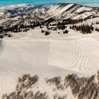 雪山に巨大なミステリーサークル。自身の足で踏み固めて描く壮大なスノーアート