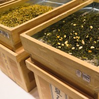 名前の気になる茶箱があればカウンターに下ろしてもらい、香りを試したり、試飲させてもらったりして自分のお気に入りの一杯を見つける