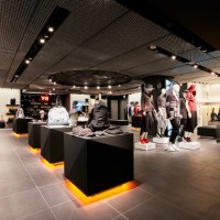 Y-3が国内最大店を表参道ヒルズ本館地下1階にオープン