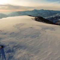 雪山に巨大なミステリーサークル。自身の足で踏み固めて描く壮大なスノーアート